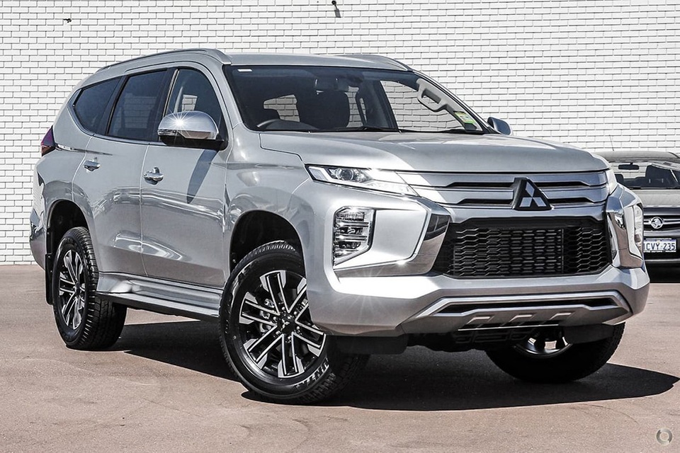 Pajero Sport 2020 sắp về Việt Nam có gì để đấu với Toyota Fortuner mới? - 1 Pajero Sport 2020 sắp về Việt Nam có gì để đấu với Toyota Fortuner mới? - 1
