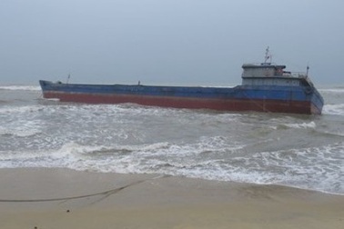 Tàu hàng mắc cạn suốt 3 ngày đầu năm