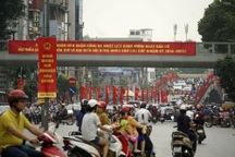 Đường phố Hà Nội rực rỡ trước ngày bầu cử Quốc hội