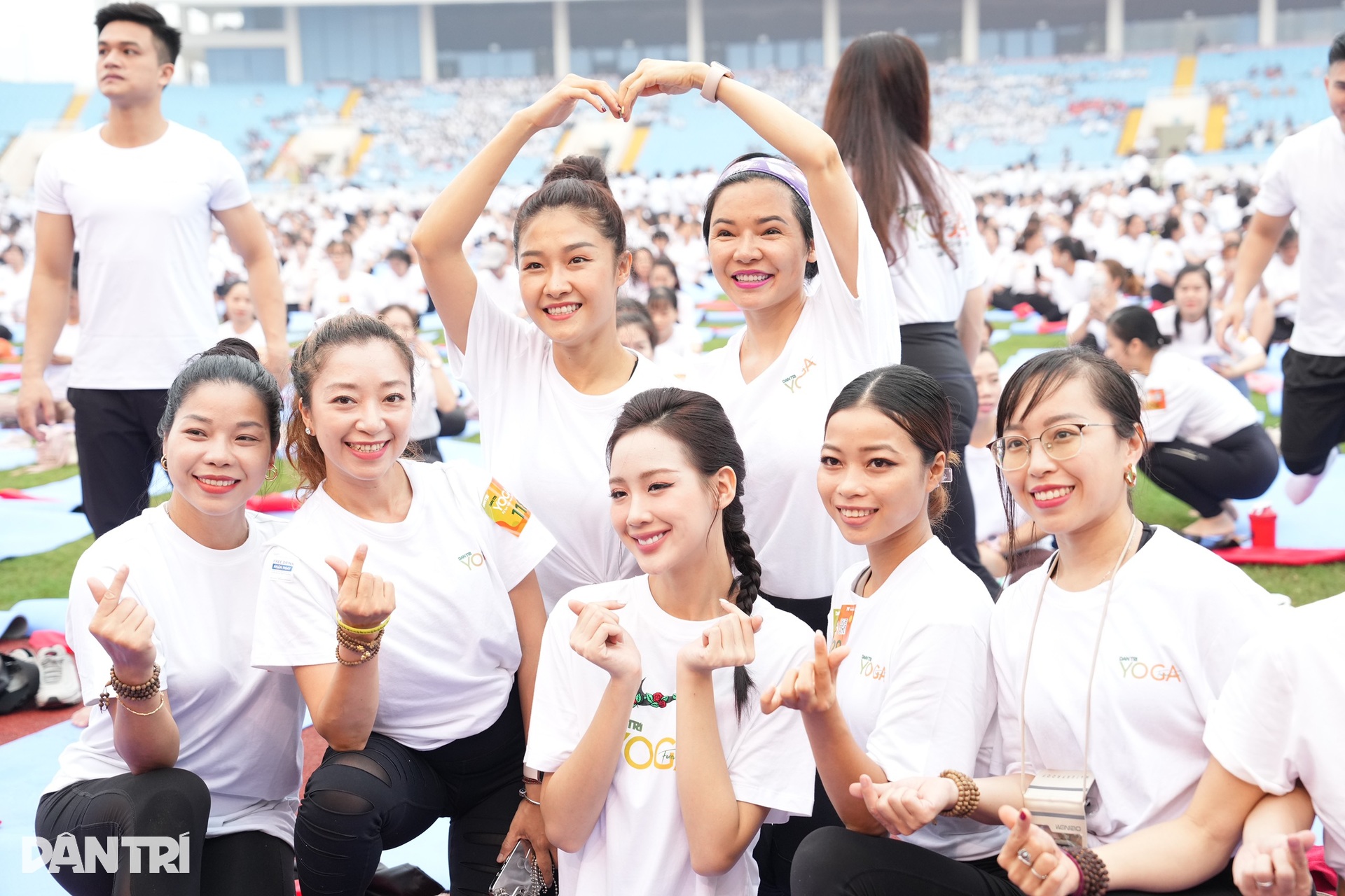 Dàn hoa hậu, á hậu khoe dáng xinh tươi tại Ngày hội yoga Dân trí - 8 Dàn hoa hậu, á hậu khoe dáng xinh tươi tại Ngày hội yoga Dân trí - 8