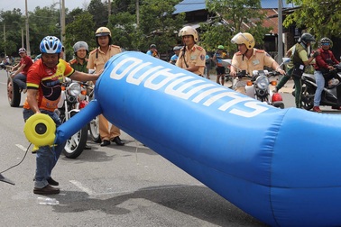 Công an giải tán đường đua “Thử thách núi Dinh“