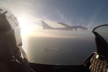 Cận cảnh máy bay Đan Mạch chặn máy bay ném bom Nga ở Baltic