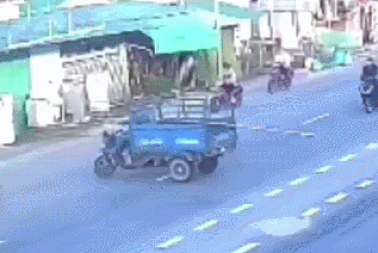 Nổi bật tuần qua: xe ba gác chở cồng kềnh "hạ gục" người đi xe máy