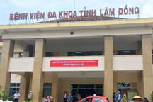 Hai người tử vong nghi do ngộ độc rượu