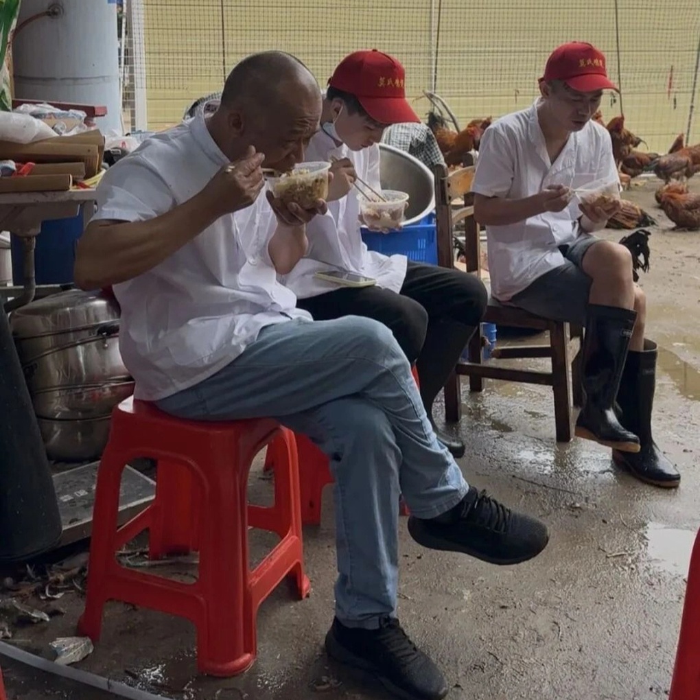 Quán lẩu Trung Quốc xin khách đừng tới: Bán gói gia vị thu về 6,1 tỷ đồng - 3