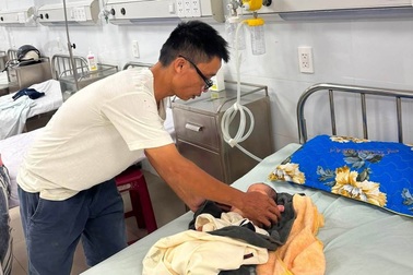 Cháu bé đi đá bóng phát hiện một trẻ sơ sinh bị bỏ rơi bên lề đường