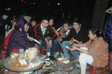 Phố bắp nướng hút khách đêm đông giá rét