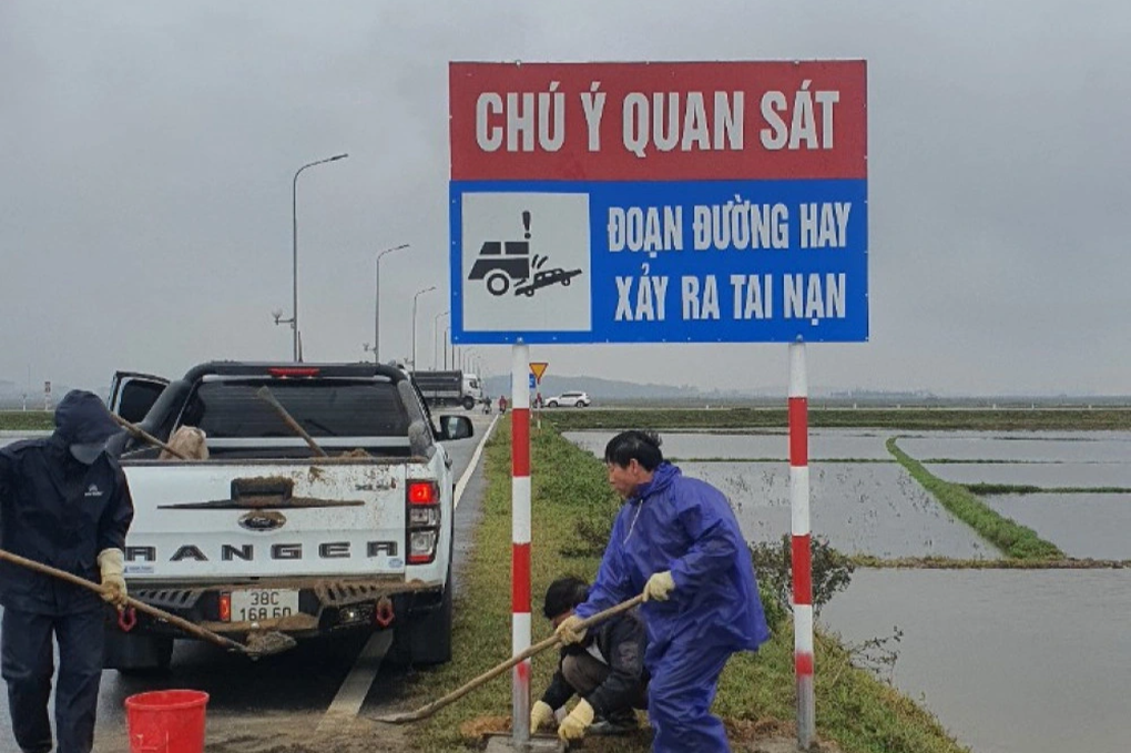 Lắp biển cảnh báo sau vụ tai nạn làm một người chết, 9 người bị thương - 1