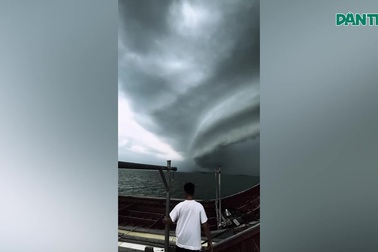 Cảnh mây đen cuồn cuộn trên trời Quảng Ninh giữa dông lốc