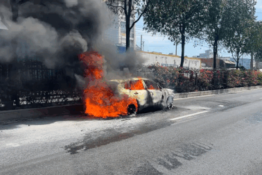 Ô tô 5 chỗ cháy rụi trên đường ở TPHCM