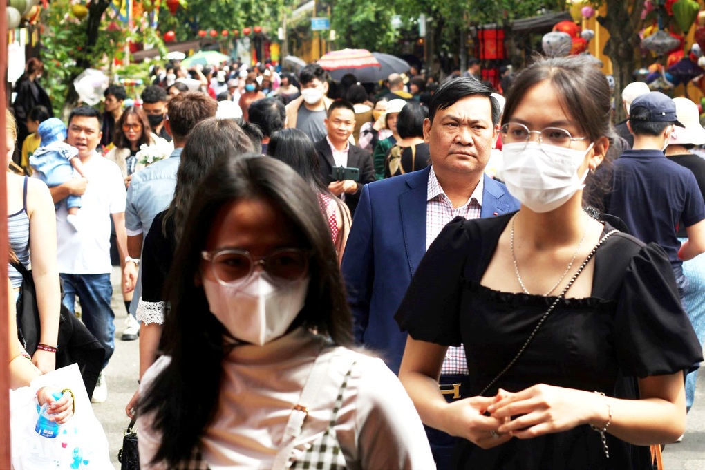 Phố cổ Hội An chật kín du khách trong ngày cuối cùng kỳ nghỉ Tết - 1 Phố cổ Hội An chật kín du khách trong ngày cuối cùng kỳ nghỉ Tết - 1