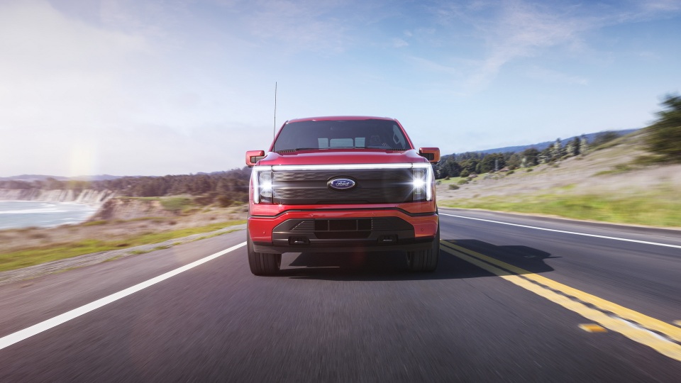 Ford F-150 Lightning trình làng, chạy được hơn 480 km sau mỗi lần sạc điện - 7 Ford F-150 Lightning trình làng, chạy được hơn 480 km sau mỗi lần sạc điện - 7