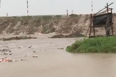 Cà Mau: Thủy triều dâng cao, sóng lớn gây sạt lở nghiêm trọng đê biển