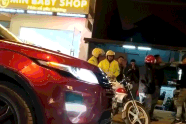 Làm rõ hình ảnh CSGT bỏ đi khi thấy 2 thanh niên gây sự đánh nhau