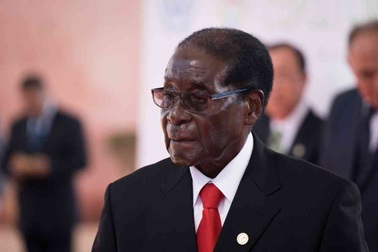 Cựu Tổng thống Zimbabwe bật khóc khi tuyên bố từ chức