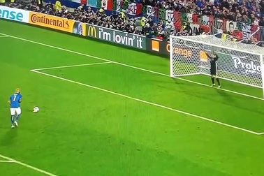 Cú sút phạt đền gây ức chế không kém của Simone Zaza