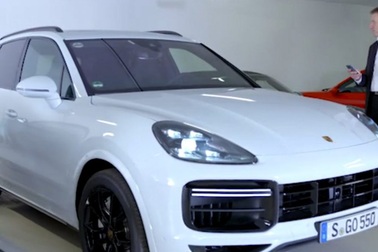 Xem xe Porsche Cayenne 2019 tự đỗ bằng điều khiển từ xa
