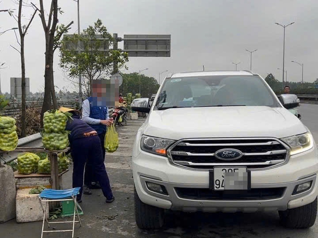 Hàng loạt tài xế ô tô bị xử phạt vì dừng xe mua ổi