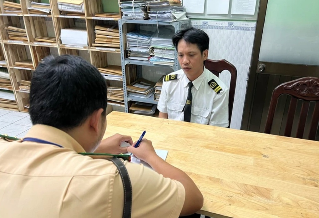 Khởi tố người đàn ông không chịu đo nồng độ cồn, tấn công CSGT - 2 Khởi tố người đàn ông không chịu đo nồng độ cồn, tấn công CSGT - 2