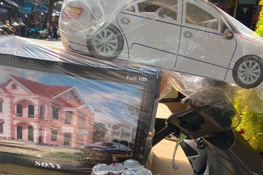 Điều chưa từng thấy: Nhà lầu, xe hơi "ế chỏng ế chơ" trên phố Hàng Mã