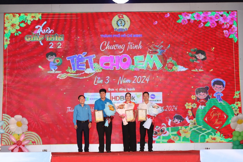 500 em nhỏ có hoàn cảnh khó khăn, mồ côi vì Covid-19 được nhận quà Tết - 6 500 em nhỏ có hoàn cảnh khó khăn, mồ côi vì Covid-19 được nhận quà Tết - 6