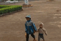 Xúc động hình ảnh bé gái lớp 4 dẫn em nhỏ 3 tuổi đi học cùng