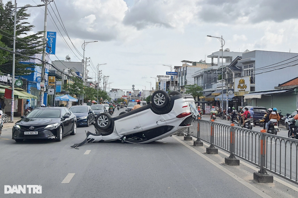 Ô tô lật ngửa trên đường, tài xế chui ra ngoài an toàn - 2 Ô tô lật ngửa trên đường, tài xế chui ra ngoài an toàn - 2