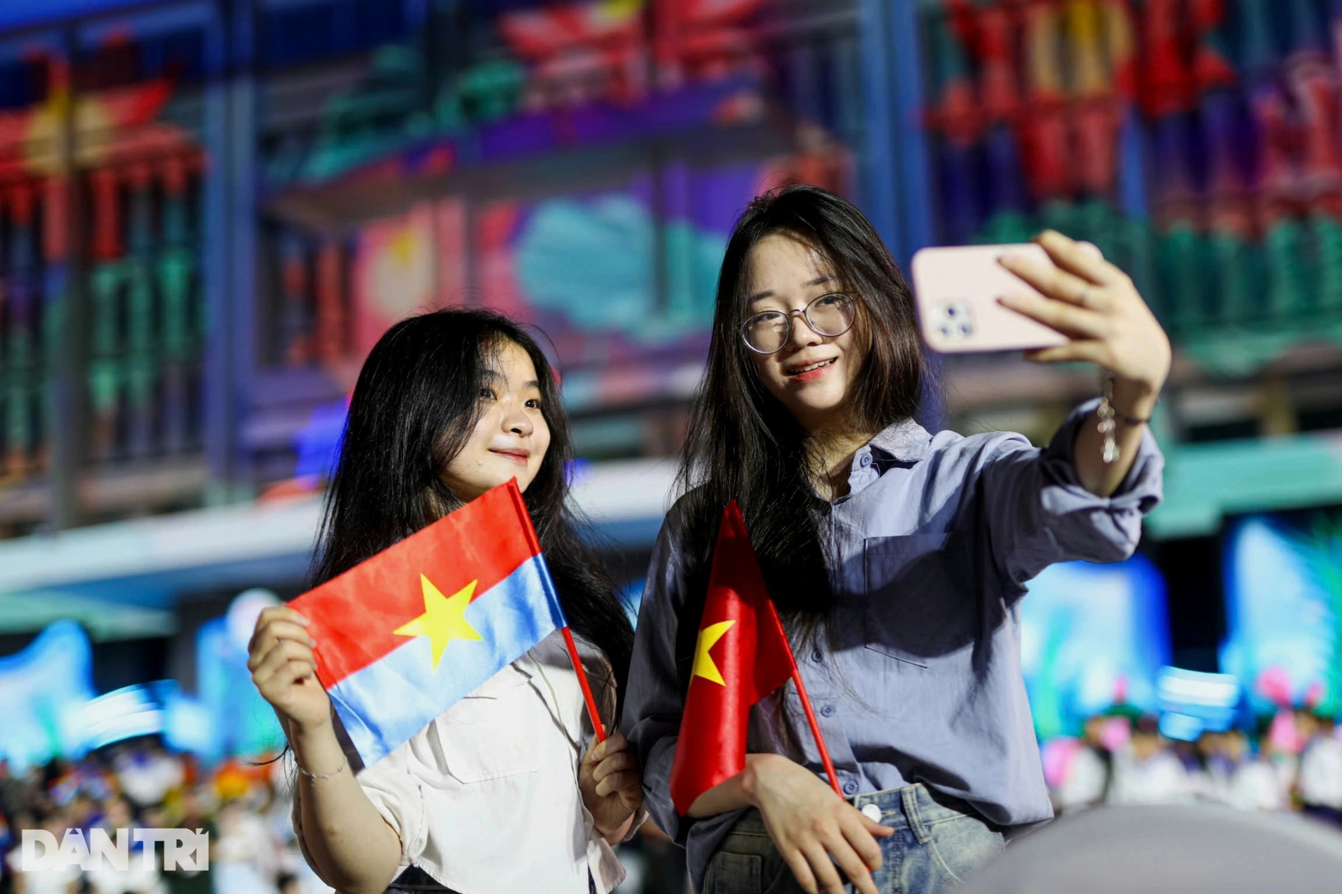 Hàng nghìn người dân TPHCM đến Dinh Độc Lập xem Bản trường ca hòa bình - 6 Hàng nghìn người dân TPHCM đến Dinh Độc Lập xem Bản trường ca hòa bình - 6