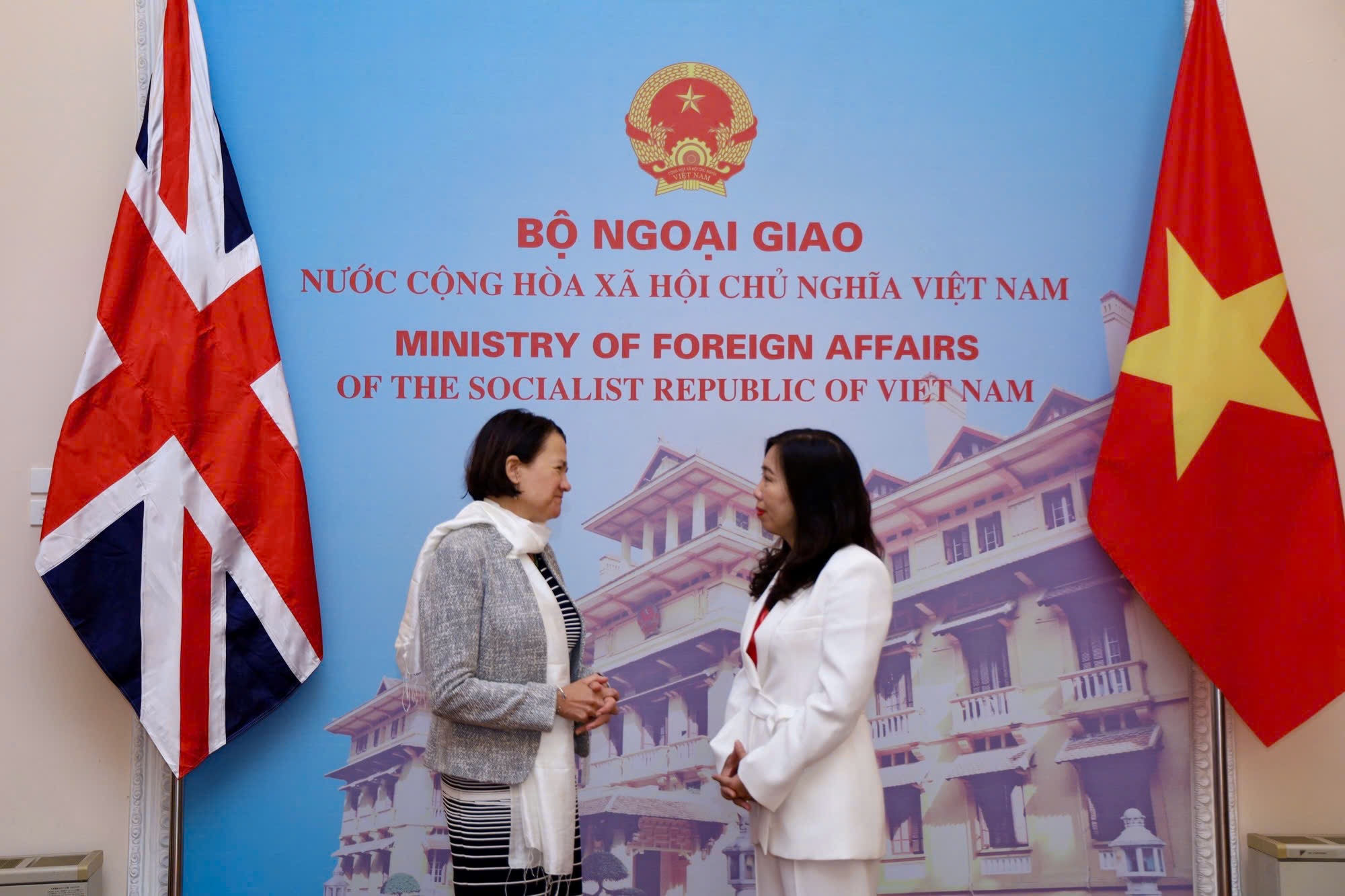Wakil Menteri Luar Negeri Inggris mengunjungi Vietnam - Bagian 1 Thứ trưởng Ngoại giao Anh thăm Việt Nam - 1