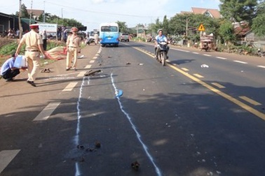 Công an viên bị xe máy tông chết khi bảo vệ hiện trường tai nạn