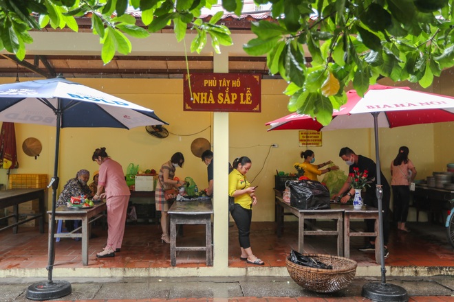 Phủ Tây Hồ lác đác người đến lễ rằm vì Covid-19 - 5 Phủ Tây Hồ lác đác người đến lễ rằm vì Covid-19 - 5