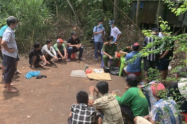 Bị công an cất vó, nhiều con bạc nhảy vào bàn nhậu nhà dân trốn