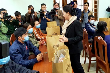 Chủ tịch Quốc hội thăm hỏi người dân vùng sạt lở huyện Phước Sơn