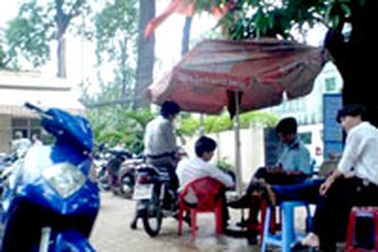 Công sở giữ xe cho dân: Nhiều nơi "chặt đẹp"