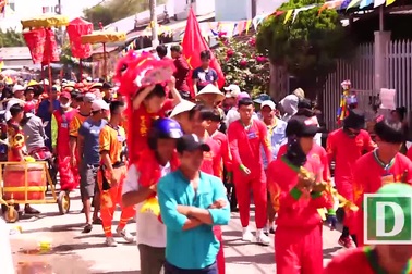 Về Tầm Vu trẫy hội, Chiêu U, cướp lộc