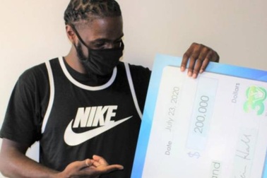 Chờ mẹ đi mua đồ, chàng trai bất ngờ trúng 4,6 tỷ đồng