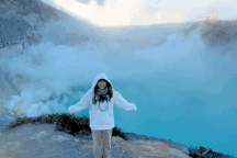 Khách Việt đeo mặt nạ chống độc trải nghiệm ở hồ axit lớn nhất thế giới