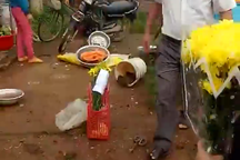 Trưởng công an xã "sút" tung hàng hóa của dân khi đi dẹp chợ