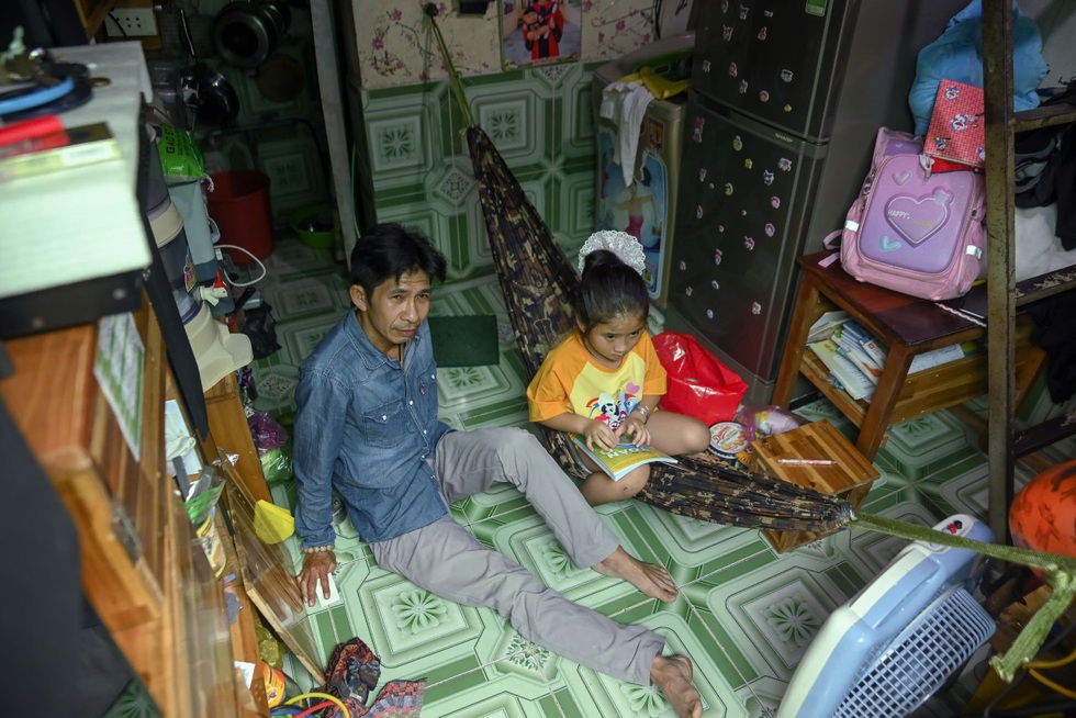 Công nhân vui Tết ở nhà trọ, nghẹn ngào mong ước trong năm mới - 1 Công nhân vui Tết ở nhà trọ, nghẹn ngào mong ước trong năm mới - 1