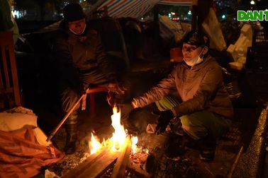 Người Hà Nội đốt lửa sưởi ấm, chật vật mưu sinh xuyên đêm mưa rét kỷ lục