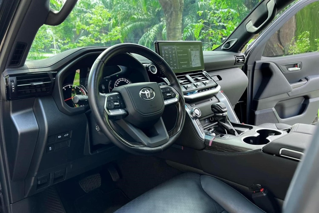 Toyota Land Cruiser kênh giá tại đại lý, tiền chênh đủ mua SUV hạng B - 2