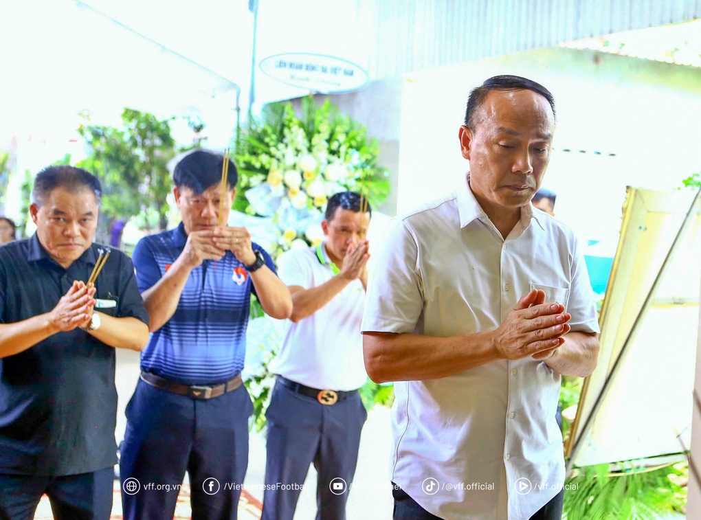 VFF và VPF viếng tang lễ trọng tài Trần Đình Thịnh - 2 VFF và VPF viếng tang lễ trọng tài Trần Đình Thịnh - 2