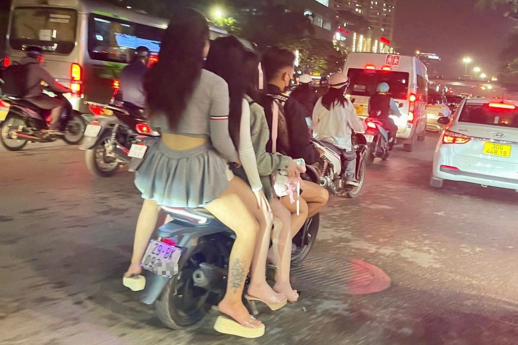 Lái xe ôm công nghệ kẹp 4 cô gái trên đường Trần Duy Hưng bị phạt - 2