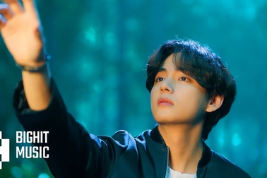 V (BTS) thể hiện ca khúc "Christmas Tree"