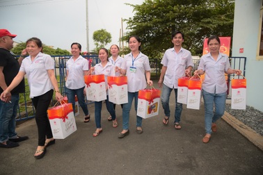 Công ty bánh kẹo Hải Hà tặng quà công nhân lao động nhân dịp Tết Canh Tý 2020