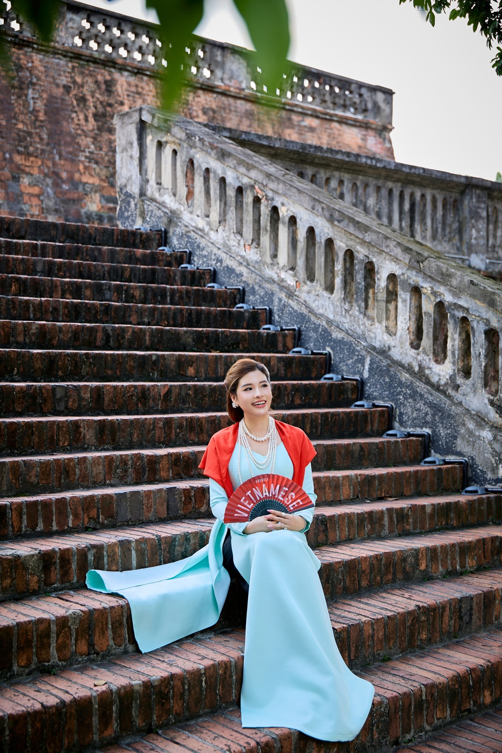 Phan Hoang Thu ស្លៀក Ao Dai មោទនភាពចំពោះប្រពៃណីបដិវត្តន៍របស់គ្រួសារនាង - ២ Phan Hoàng Thu diện áo dài, tự hào truyền thống cách mạng gia đình - 2