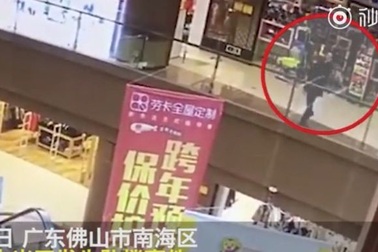 Áp lực tài chính, người đàn ông vô cớ ném bé 3 tuổi từ tầng 3 siêu thị