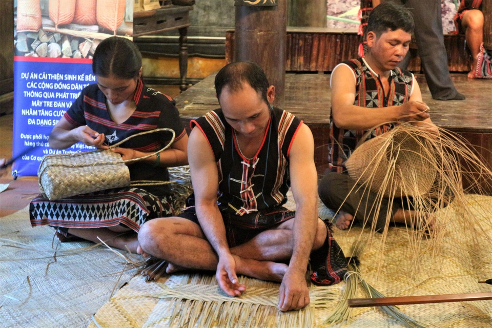 Khai trương trung tâm giới thiệu sản phẩm của người Cơtu phục vụ du lịch - 3 Khai trương trung tâm giới thiệu sản phẩm của người Cơtu phục vụ du lịch - 3