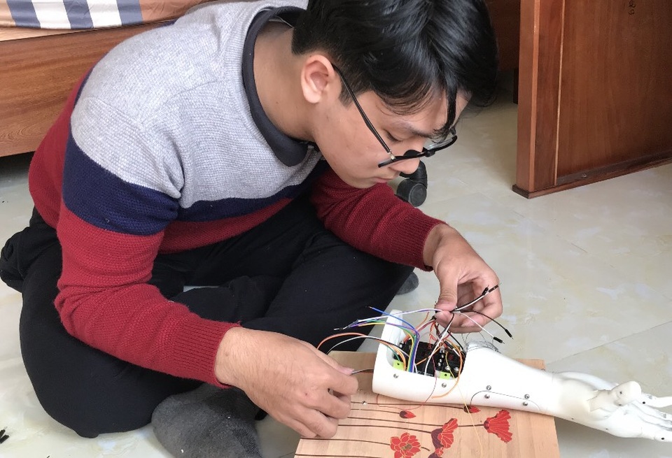 Sự kiên trì của đôi bạn chế tạo Cánh tay Robot đoạt giải KHKT quốc tế - 3 Sự kiên trì của đôi bạn chế tạo Cánh tay Robot đoạt giải KHKT quốc tế - 3