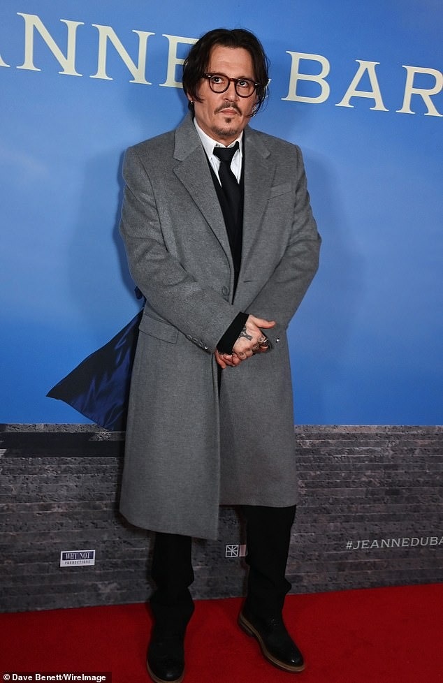 View - Johnny Depp lột xác ở tuổi 60: Giảm cân, diện mạo bảnh bao, sống tĩnh lặng | Báo Dân trí